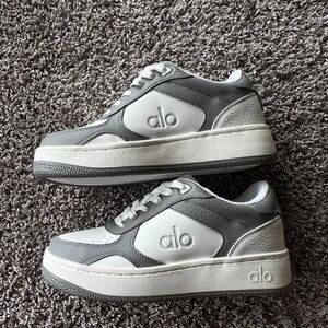 Alo Yoga  - Rocovery Mode Sneaker, White and Grey in women's 7/men's 5.5